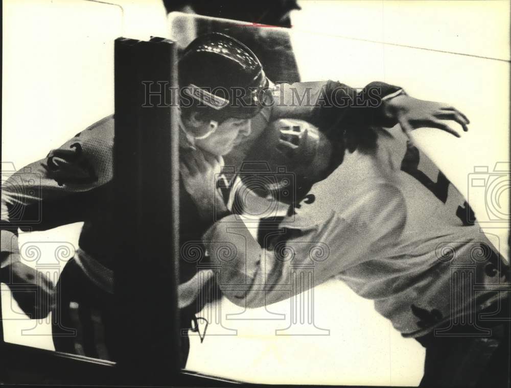 1981 Press Photo Neil Neadmore exchanged blows with Milwaukee's Dick Layo.- Historic Images