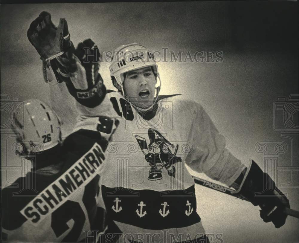 1987 Press Photo Admiral&#39;s Shaun Van Allen congratulated by Kevin Schamehorn- Historic Images