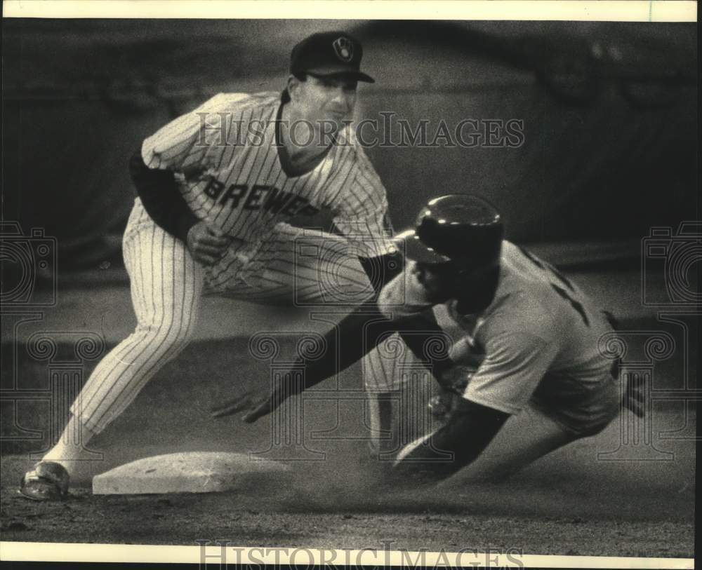 1988 Press Photo Brewer Paul Molitor tagged Boston Ellis Burks in fifth inning.- Historic Images