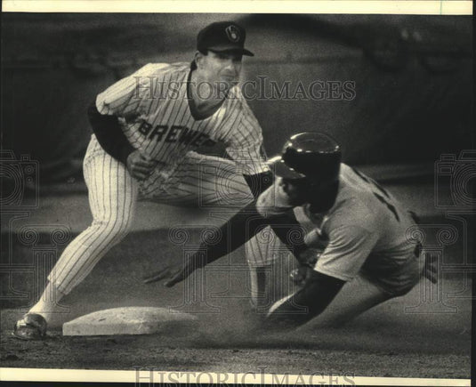 1988 Press Photo Brewer Paul Molitor tagged Boston Ellis Burks in fifth inning.- Historic Images