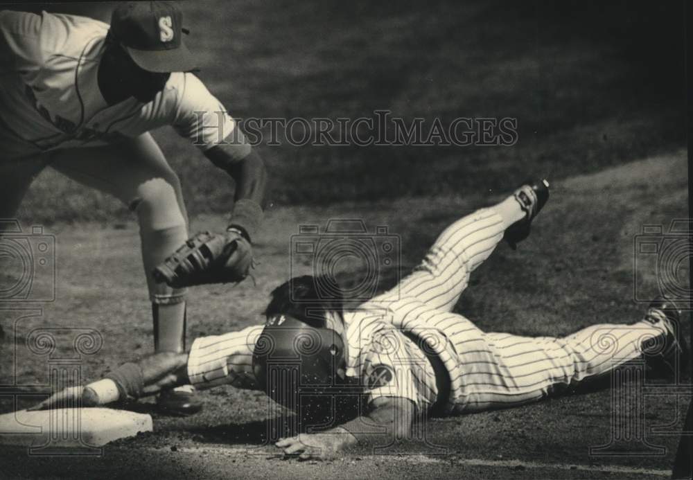 1988 Press Photo Paul Molitor slides back to base as Alvin Davis is late too tag- Historic Images