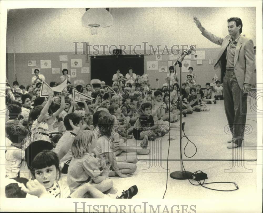1987 Press Photo Paul Molitor at Saratoga Elementary School in Waukesha.- Historic Images