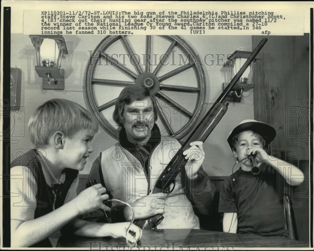 1972 Press Photo Steve Carlton with sons after winning Cy Young Award- Historic Images