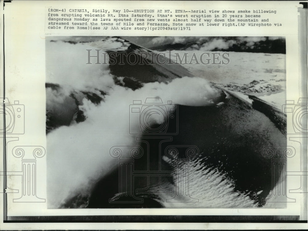 1971 Press Photo Smoke billows from Mt. Etna volcano in Catania Sicily- Historic Images