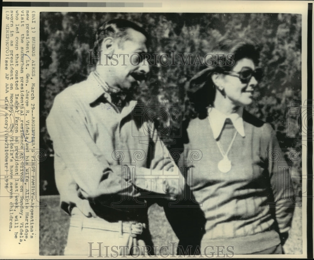 1976 Press Photo Argentina's President Jorge R. Videla & wife in Buenos Aires.- Historic Images