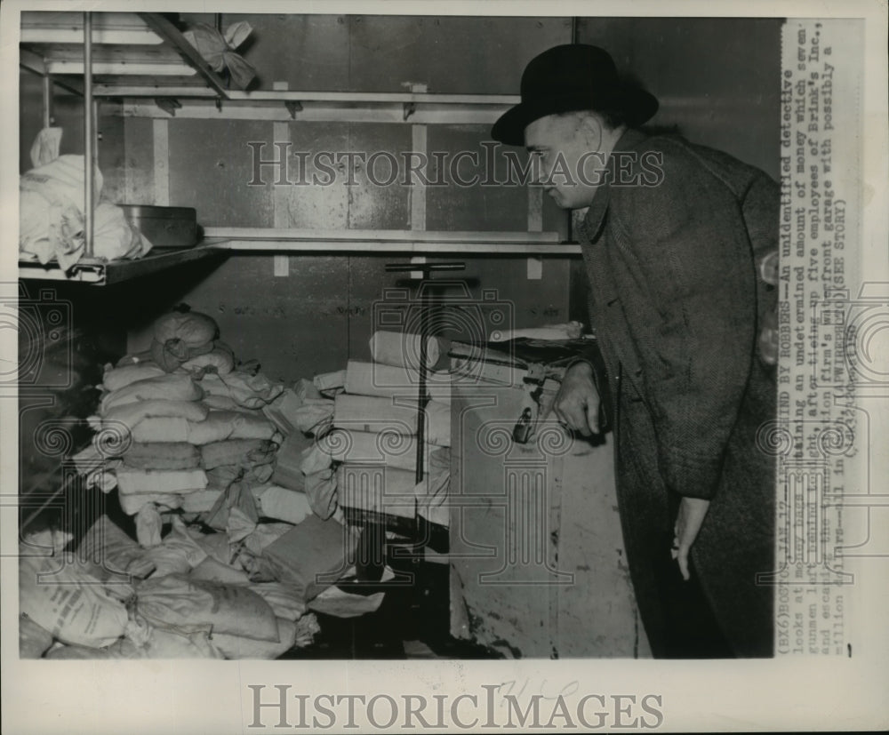 1950 Press Photo Brink's Incorporated Waterfront Garage Robbery, Boston MA- Historic Images