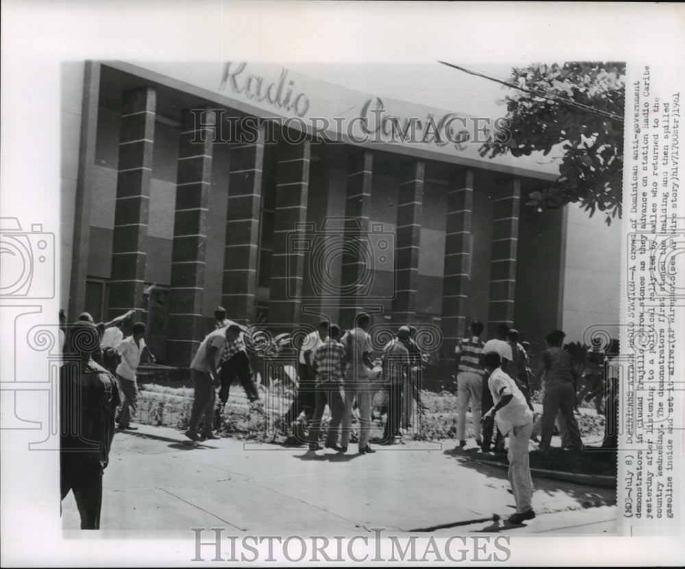 1961 Press Photo Demonstrators Stone/Burn Radio Station in Ciudad Trujillo, DO- Historic Images