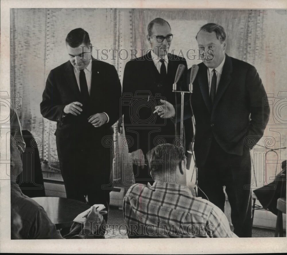 1961 Press Photo Alexei I. Adzhubei with interpreter Alex Akalovsky, Washington- Historic Images