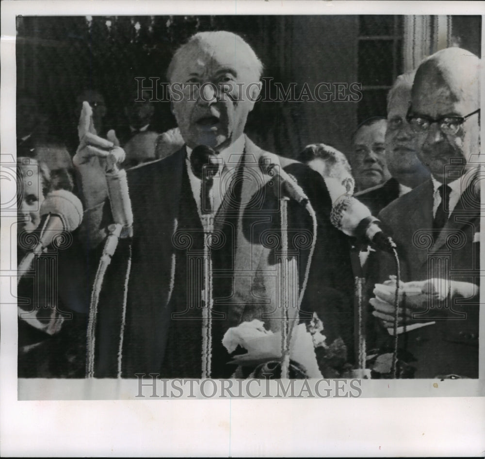 1961 Press Photo Chancellor Konrad Adenauer addresses newsmen in Bonn- Historic Images