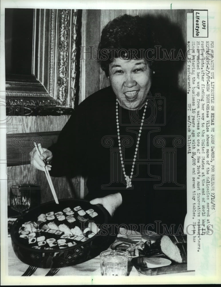 1985 Press Photo Hisae Vilca shows off food served at one of her restaurants- Historic Images