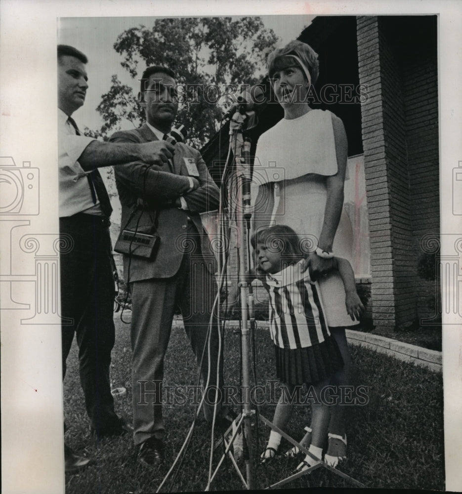 1966 Press Photo Mrs. Barbara Cernan meets press about Astronaut husband, Eugene- Historic Images