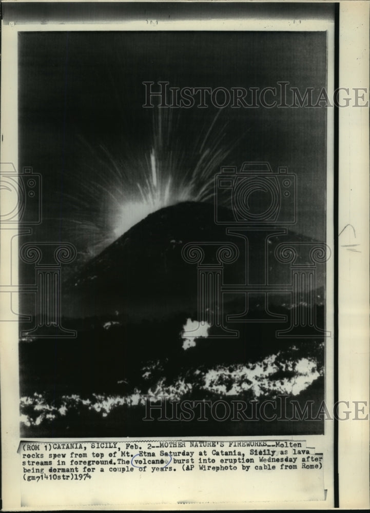 1974 Press Photo nature&#39;s fireworks in Mount Etna Catania Sicily - mjw00623- Historic Images