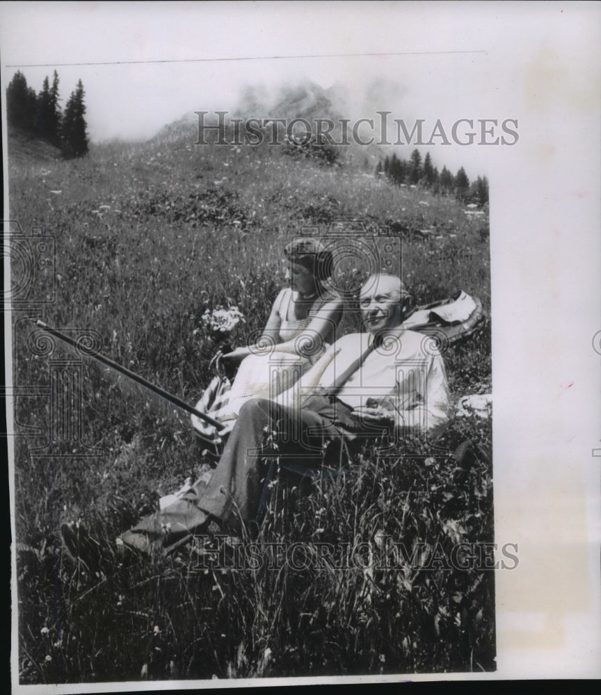 1955 Press Photo West German Chancellor Adenauer vacationing in Switzerland.- Historic Images