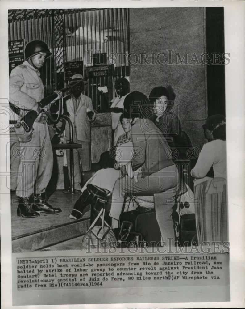 1964 Press Photo Brazilian soldiers enforce railroad strike in Rio de Janeiro.- Historic Images