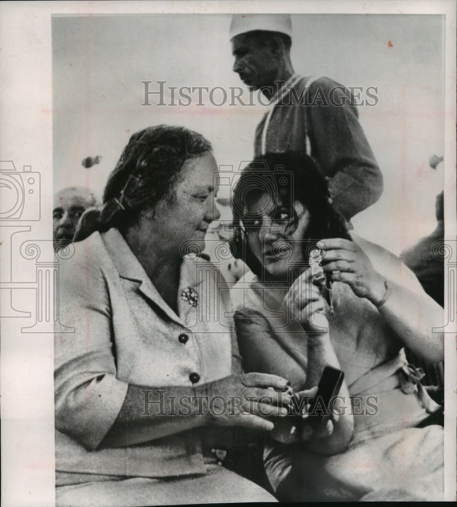 1964 Press Photo Mrs. Nina Khrushchev and others Admire Bracelets, Luxor, Egypt- Historic Images