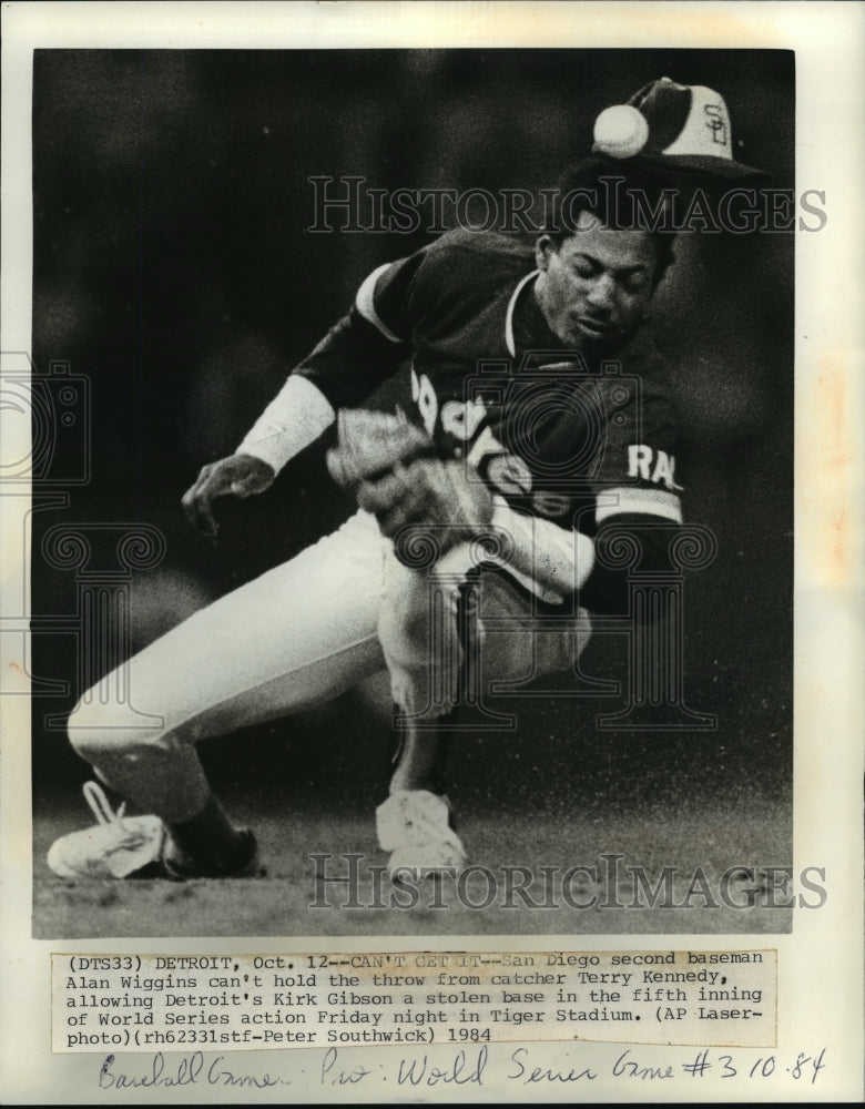 1984 Press Photo San Diego's Alan Wiggins allows stolen base in World Series.- Historic Images