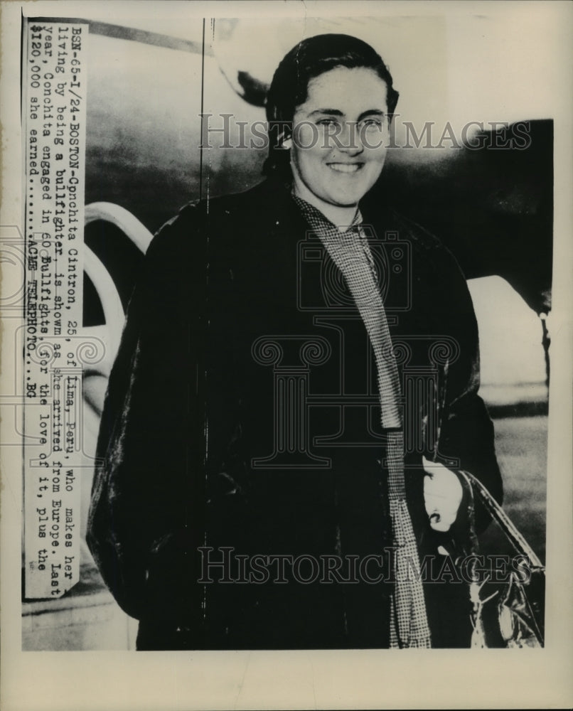 1949 Press Photo Conchita Cintron of Lima, Peru makes a living as a bullfighter- Historic Images