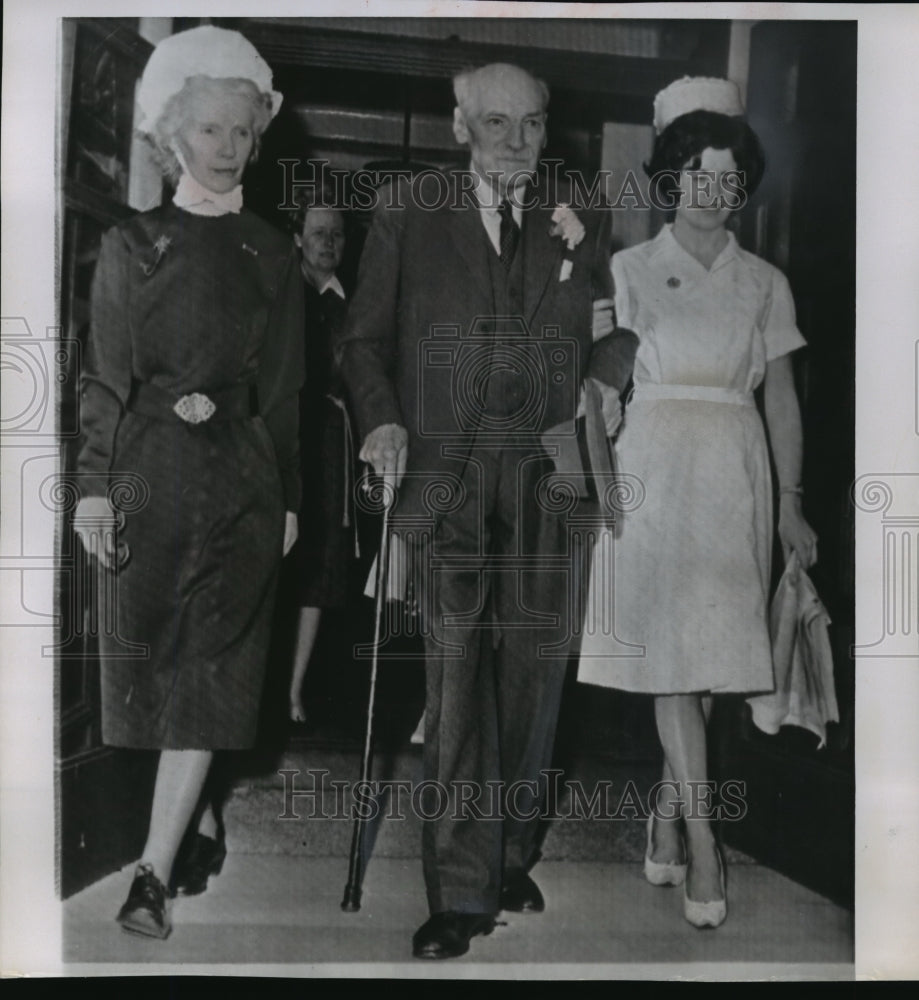 1962 Press Photo Nurse Muriel Donelan Escorts Lord Attlee from London Hospital- Historic Images