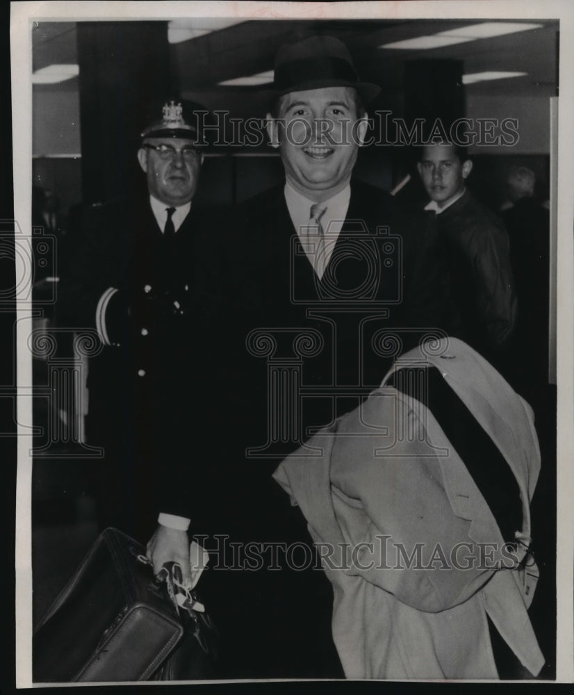 1964 Press Photo Robert G. Baker arriving in Baltimore from Puerto Rico- Historic Images