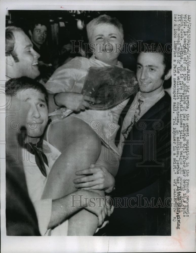 1966 Press Photo Singer Big Bertha, carried off by fans in a Paris nightclub.- Historic Images