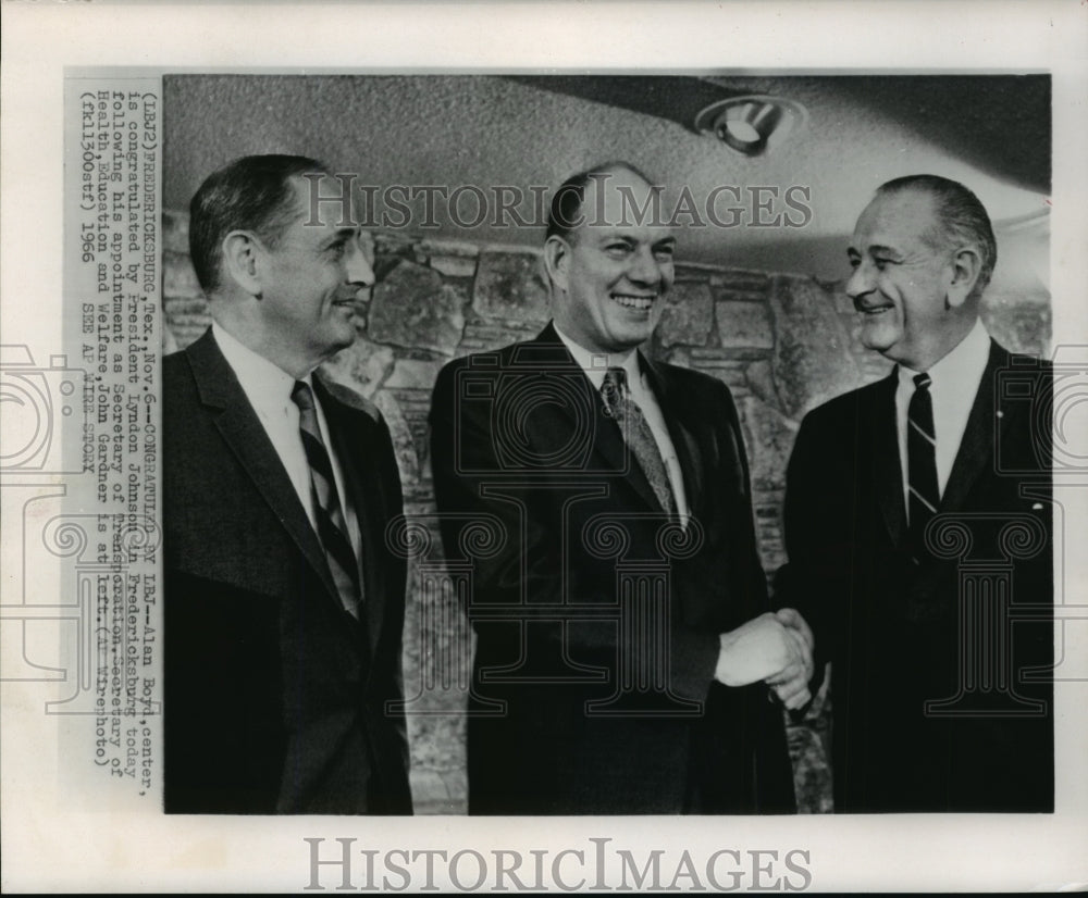 1966 Press Photo President Lyndon Johnson and two Secretaries in Texas- Historic Images