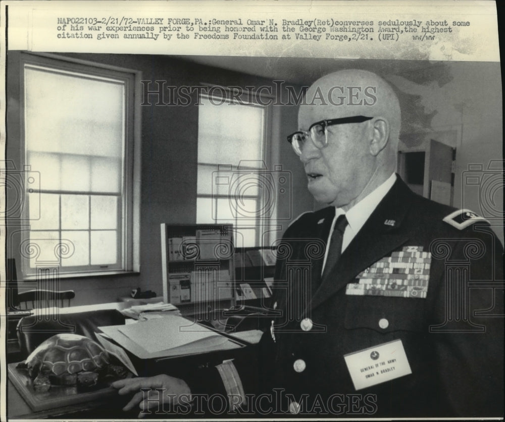 1972 Press Photo Gen. Omar N. Bradley Receives Highest Award, Valley Forge, Pa.- Historic Images