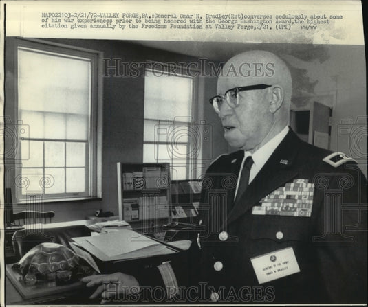 1972 Press Photo Gen. Omar N. Bradley Receives Highest Award, Valley Forge, Pa.- Historic Images