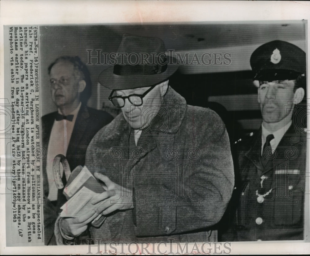 1963 Press Photo Police watch Professor Frederick Barghoorn upon arrival, London- Historic Images