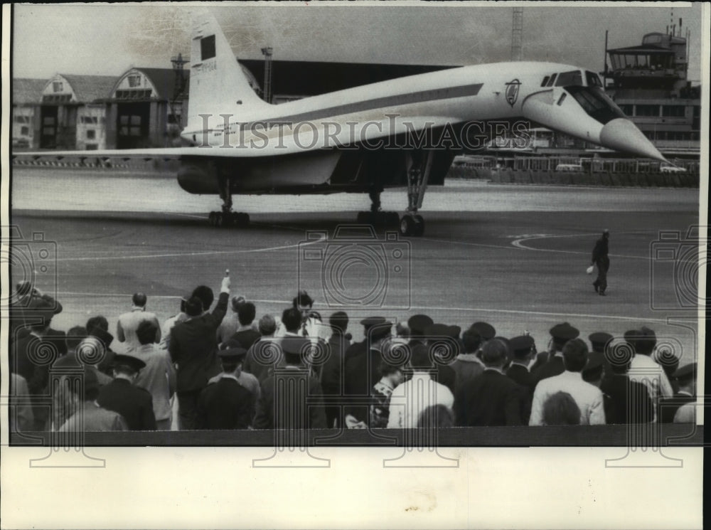 1971 Press Photo Soviet Union's new supersonic plane, TU-144 lands in Paris.
