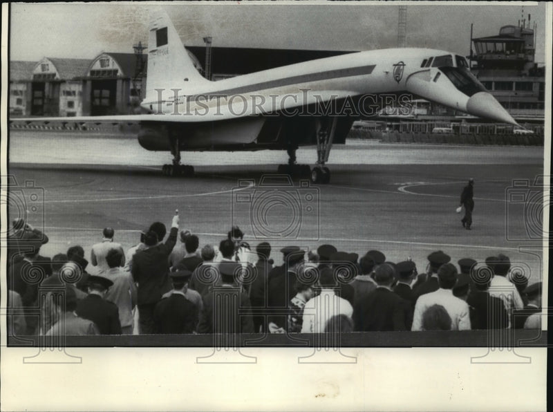 Load image into Gallery viewer, 1971 Press Photo Soviet Union's new supersonic plane, TU-144 lands in Paris.
