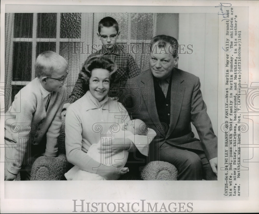 1961 Press Photo Mayor Willy Brandt and family pose for photo in Berlin- Historic Images