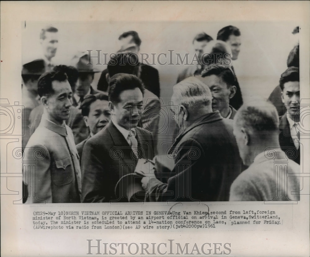 1961 Press Photo North Vietnam Foreign Minister Ung Van Khiem arrives in Geneva- Historic Images