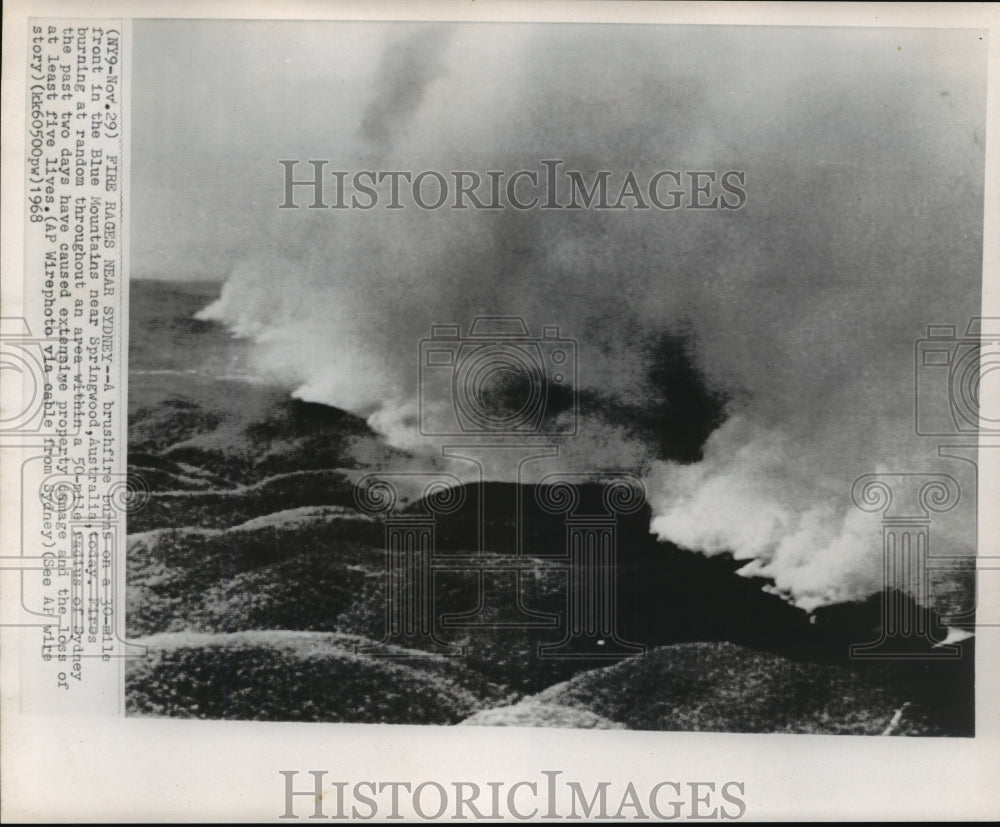 1968 Press Photo Brushfire burns in Blue Mountains near Springwood Australia.- Historic Images