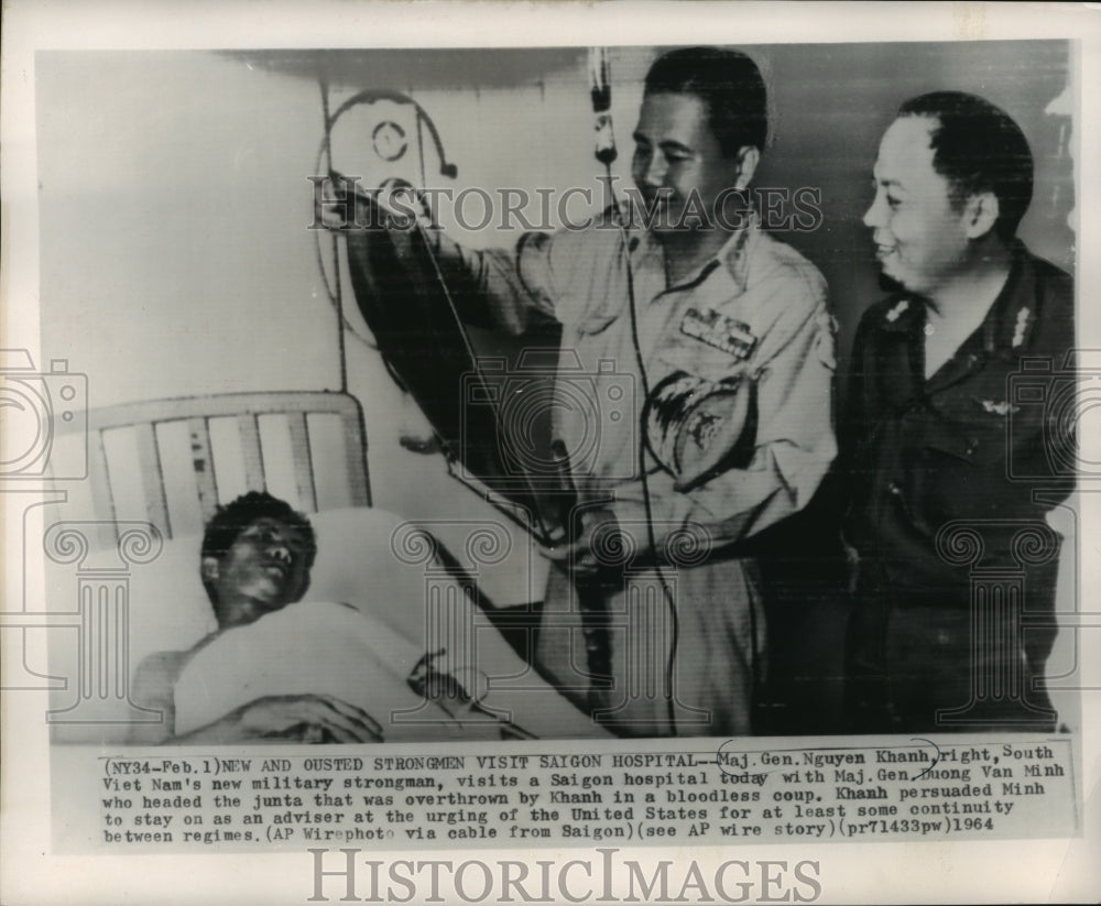1964 Press Photo South Vietnamese military leaders visit Saigon hospital.