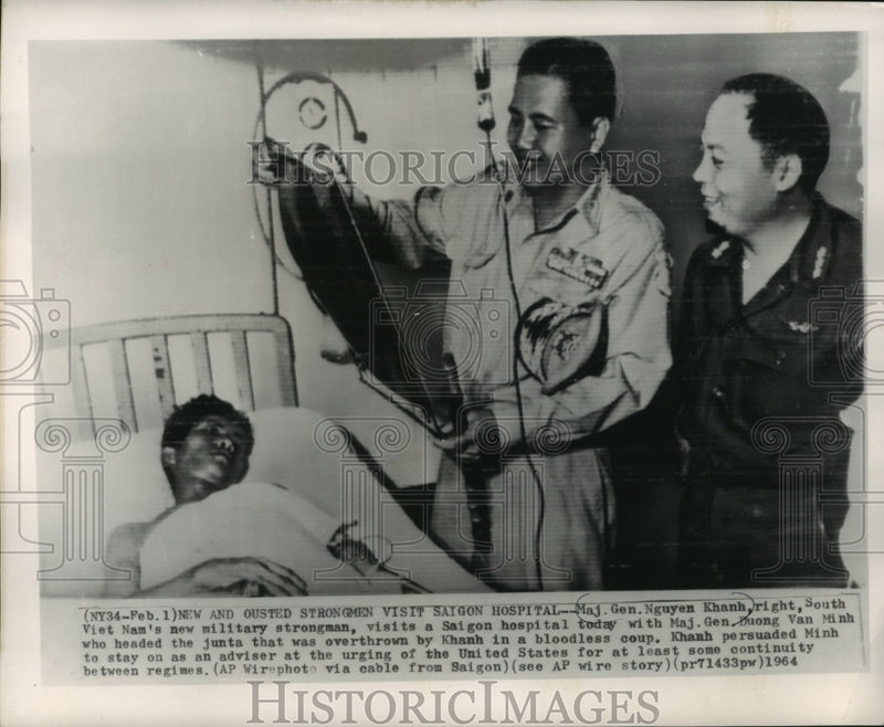 Load image into Gallery viewer, 1964 Press Photo South Vietnamese military leaders visit Saigon hospital.

