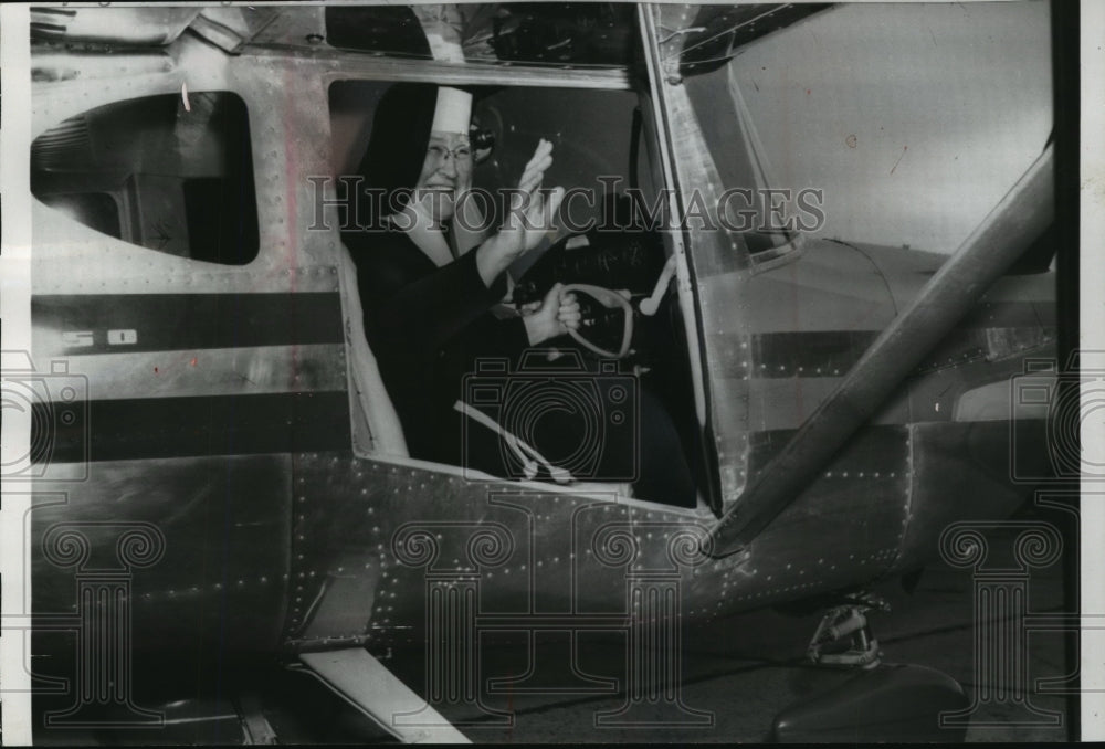 1959 Press Photo Sister Mary Aquinas waves from airplane that she will fly.