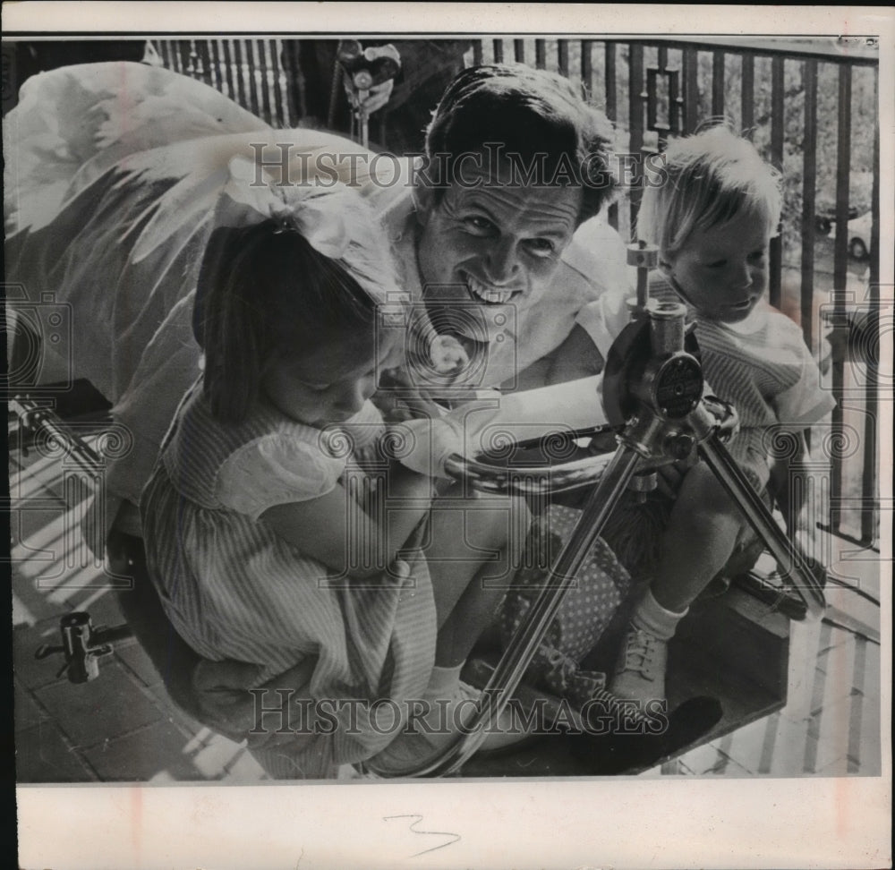 1964 Press Photo Sen. Edward Kennedy with his children while in the hospital- Historic Images