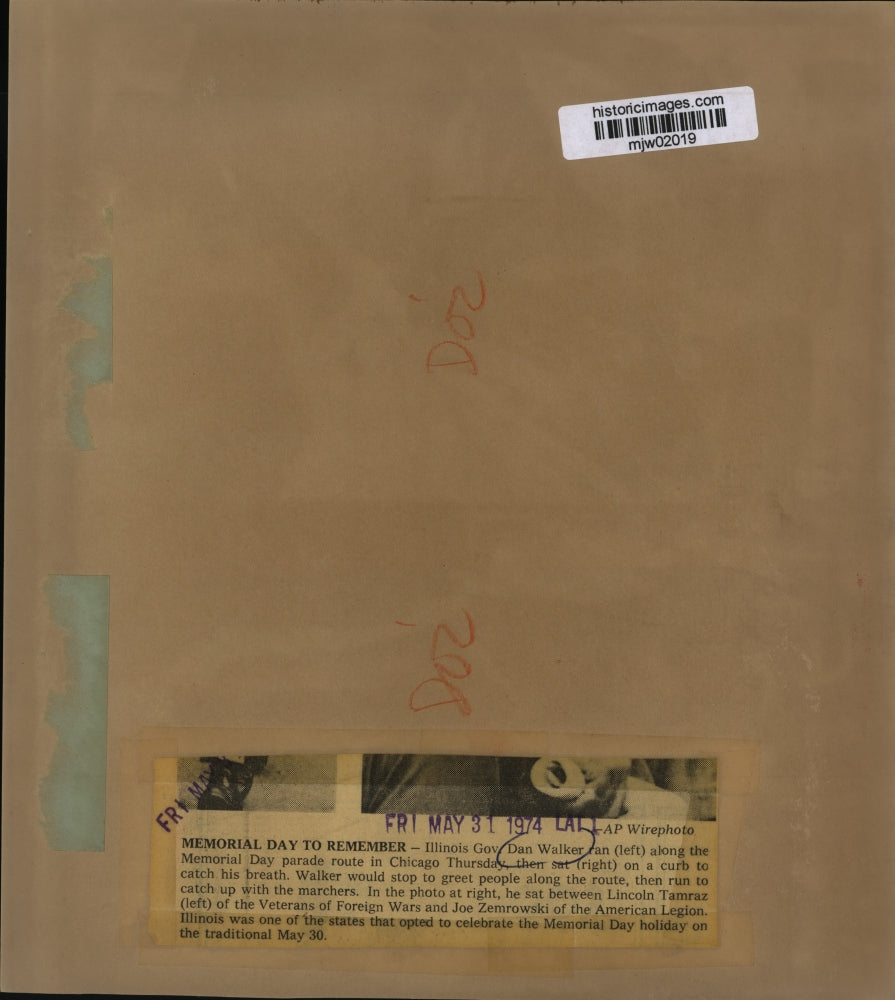 1974 Press Photo IL Gov. Dan Walker runs along Memorial Day parade in Chicago