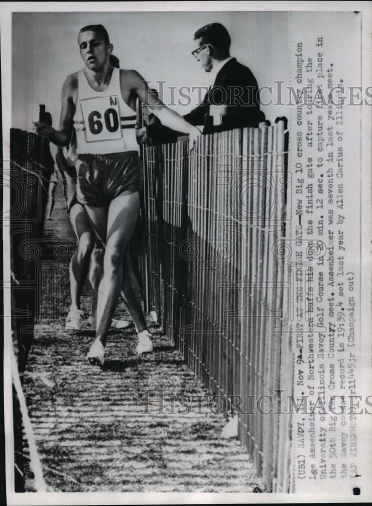 1964 Press Photo Big 10 cross country champion Lee Assenheimer cross finish line- Historic Images
