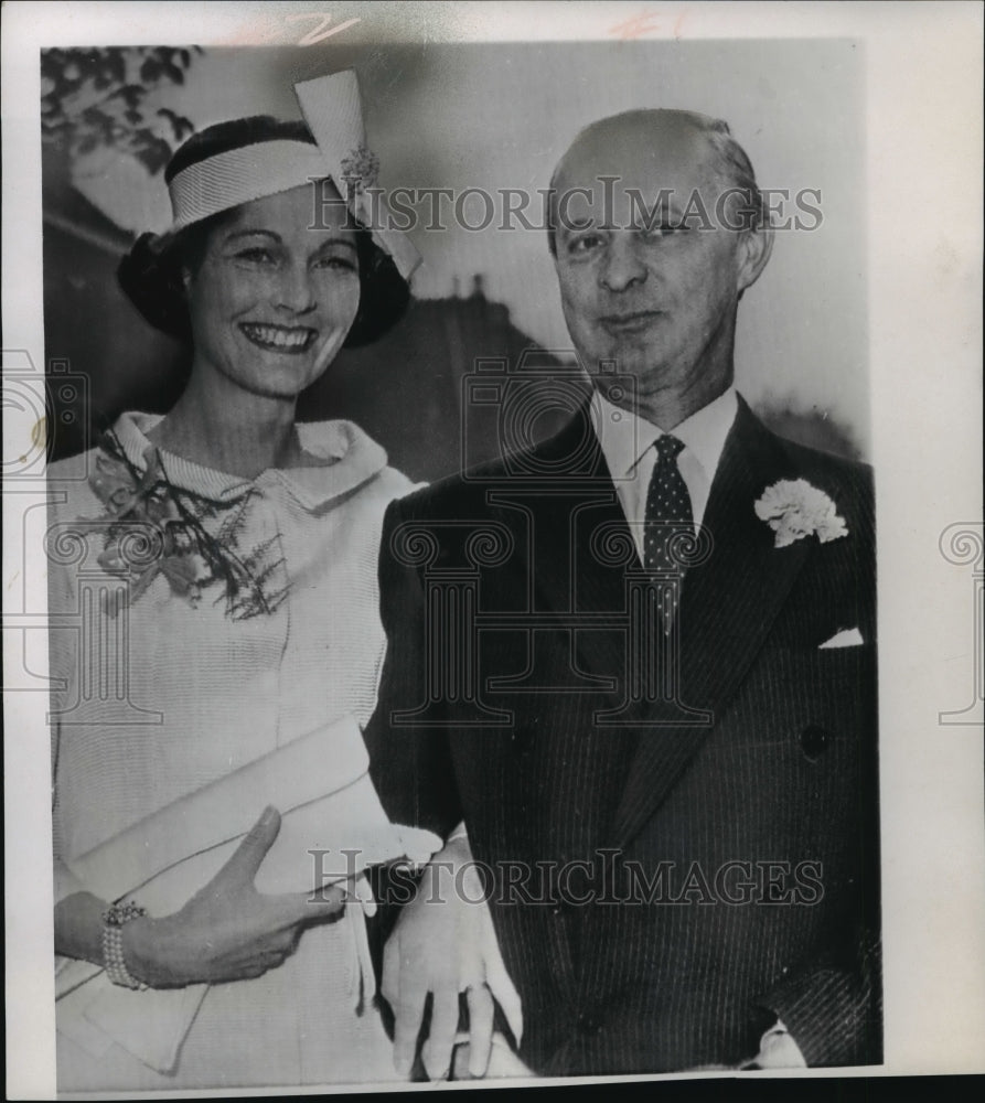 1959 Press Photo London, England, Viscount Lord Astor with his wife Bronwen Pugh- Historic Images