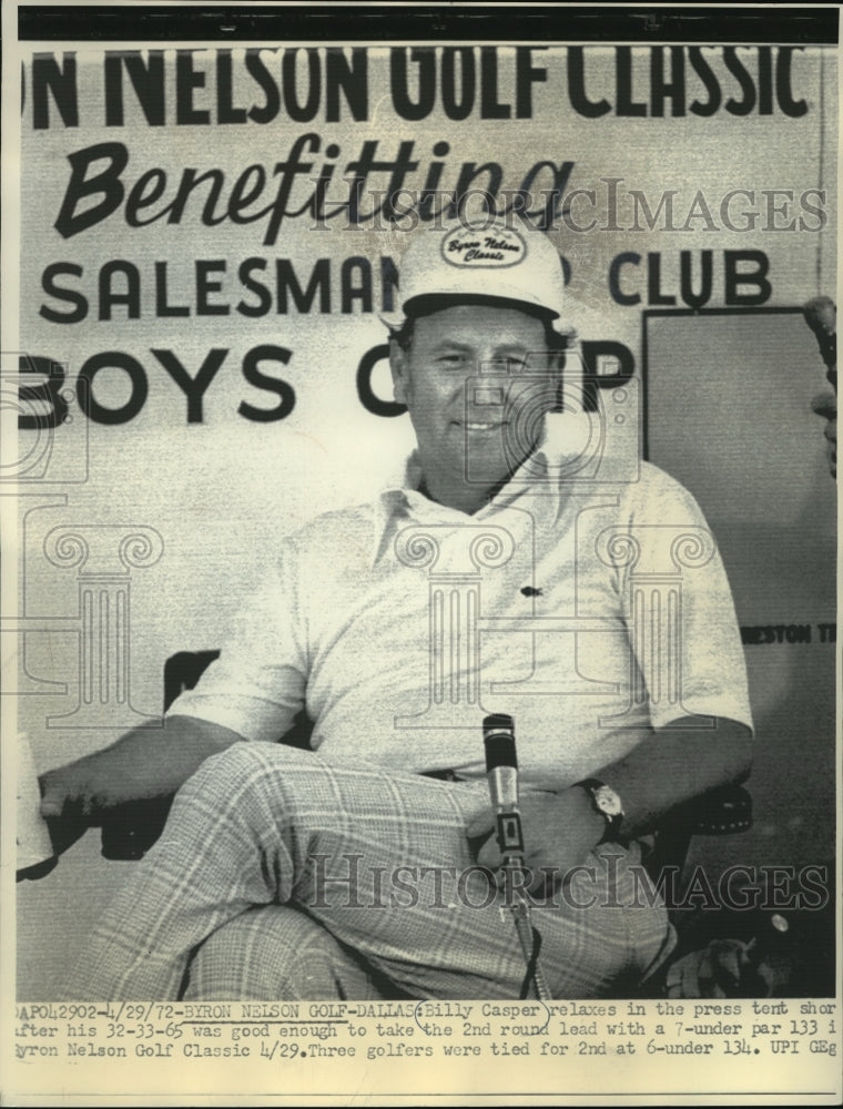 1972 Press Photo Golfer Billy Casper relaxing as he takes lead in tournament- Historic Images