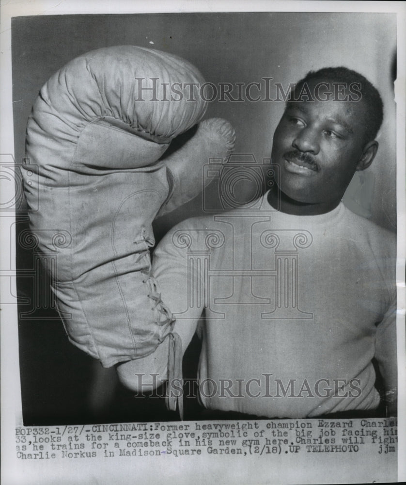 1955 Press Photo Heavyweight Ezzard Charles with king-size glove, Cincinnati, OH- Historic Images