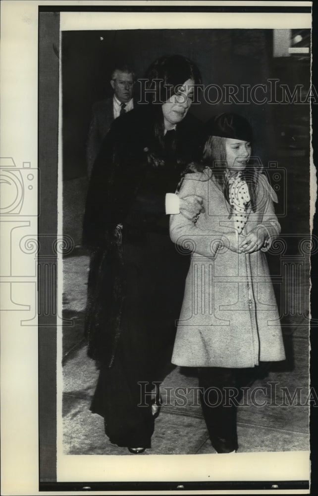 1972 Press Photo Joseph Gallo dead-Wife & daughter Lisa leave hospital- Historic Images