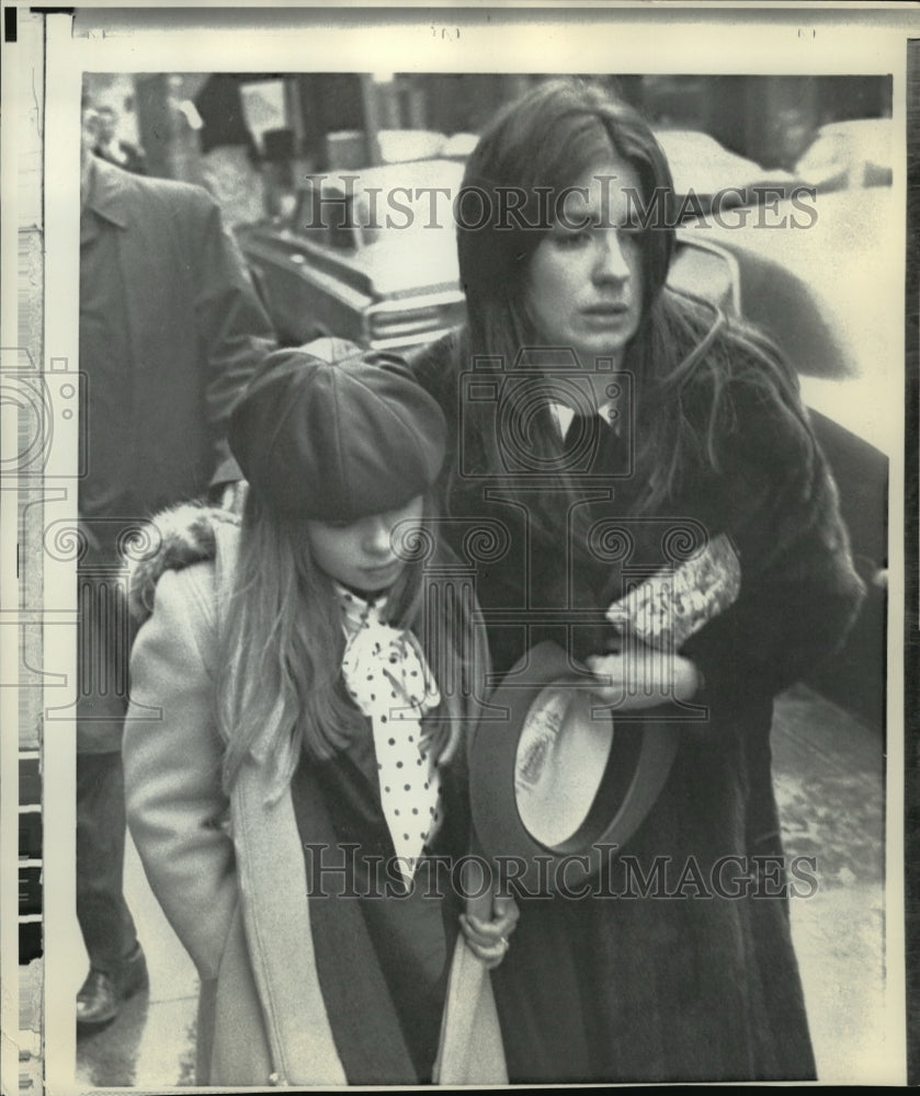 1972 Press Photo Mrs. Joe Gallo and daughter leaving a police station in NY City- Historic Images