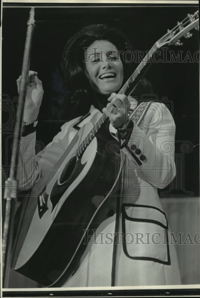 1972 Press Photo Mrs. George C. Wallace tried out guitar at rally in Nashville- Historic Images