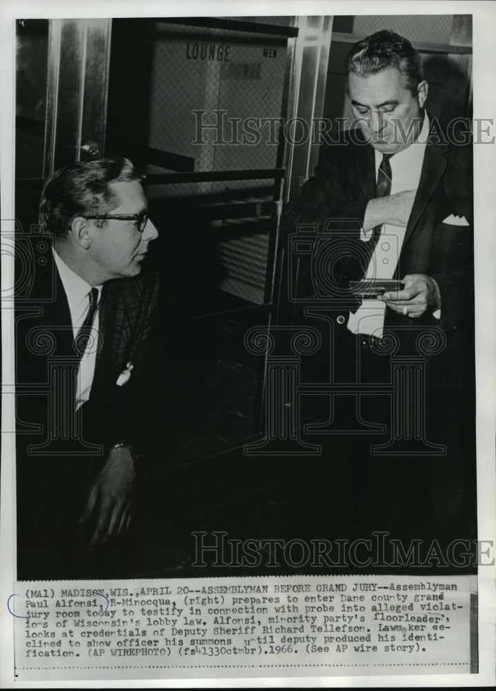 1966 Press Photo Minocqua assemblyman Paul Alfonsi enters Dane county court.- Historic Images