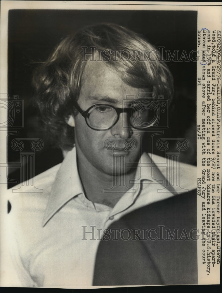 1976 Press Photo Steven Weed leaving court house in Oakland CA after Grand Jury.- Historic Images