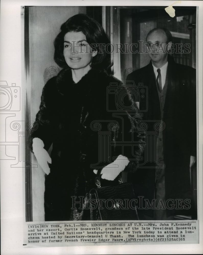 1965 Press Photo Mrs. John F. Kennedy and Curtis Roosevelt arrive at UN dinner- Historic Images