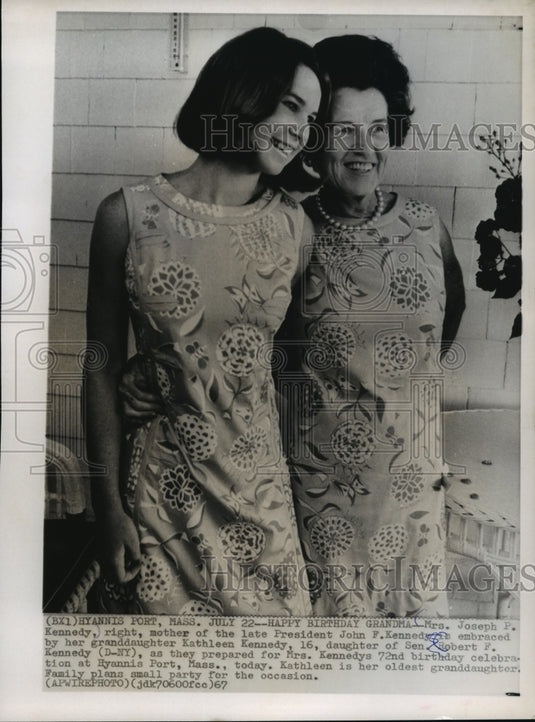 1967 Press Photo Rose Kennedy and granddaughter Kathleen at Rose's 72nd birthday- Historic Images