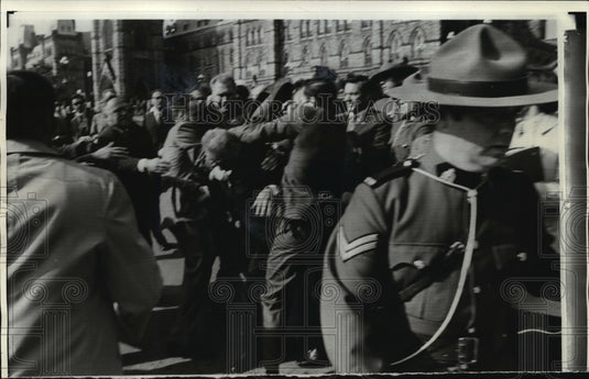 1971 Press Photo Soviet Premier accosted as he left Canda's Parliament in Ottawa- Historic Images